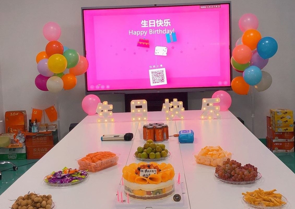 पोगो पिन कर्मचारियों का जन्मदिन मनाने के लिए मानवतावादी देखभाल