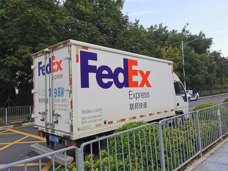 FedEx शिपिंग पोगो ग्राहकों को सामान पिन करता है